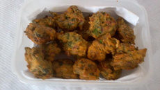 Bolinho de espinafre com calabresa e queijo