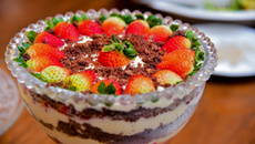 Pavê de morango com creme de chocolate