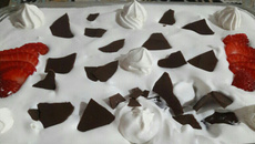 Merengue com morango e chocolate