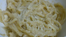 Espaguete ao molho branco com cheddar