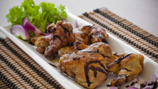 Coxa e sobre coxa de frango assada ao vinho