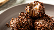 Brigadeiro no ponto perfeito para enrolar que não gruda na panela