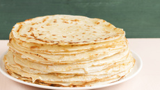 Massa básica de panqueca com queijo parmesão