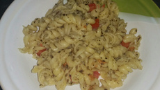 Penne com manjericão e tomate