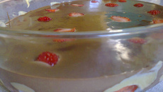 Bombom de morango na travessa