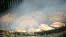 Hambúrguer artesanal na churrasqueira/forno