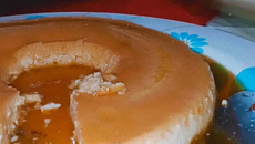 Panqueca para café da manhã com cobertura de mel de abelha