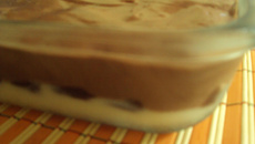 Torta gelada de waffer coberta com chocolate