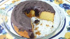 Bolo de laranja com coco e calda de chocolate