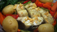 Bacalhau com batatas ao murros e legumes do seu Zé