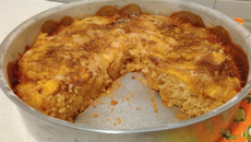 Bolo coberto com banana sem ovo, sem glúten e sem lactose