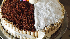 Bolo de chocolate com guloseimas