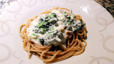 Espaguete ao molho gorgonzola e brócolis