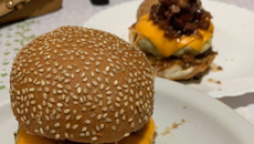 Hambúrguer com geleia de bacon