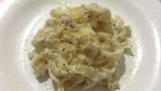 Macarrão ao molho três queijos