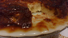 Bolo de banana com calda de caramelo