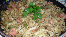 Macarronada com carne moída e salsicha de peru light