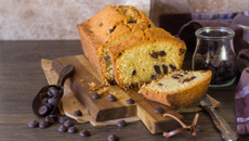 Bolo de baunilha com gotas de chocolate