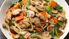 Chop Suey de frango: picadinho oriental com vegetais crocantes e molho encorpado