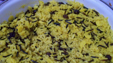 Mix de arroz selvagem e quinua com amêndoas, uvas passas e cúrcuma