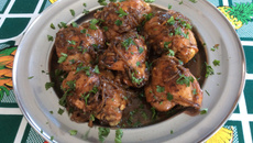 Sobre coxa na cebola queimada