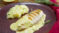 PEITO DE FRANGO COM MOLHO DE MOSTARDA E PURÊ DE BATATAS AMANTEIGADO