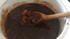 Carne com creme de cebola e cerveja