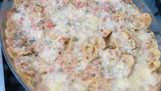 Macarrão ao molho rosê com atum