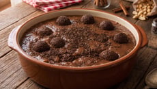 Canjica de brigadeiro supercremosa que une dois doces deliciosos para inovar na Festa Junina
