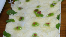 Carpaccio de abacaxi com geleia de hortelã