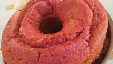 Bolo de fubá com beterraba