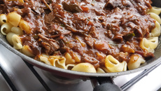 Macarrão caramujo com carne de panela