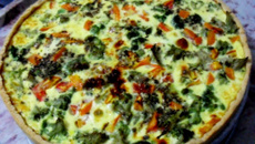 Quiche de brócolis e tomate italiano