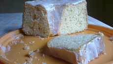 Bolo de iogurte com cobertura de limão