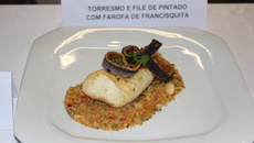 Torresmo e filé de pintado com farofa de francisquita