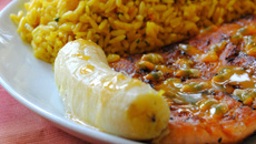 Salmão grelhado ao molho de maracujá com banana assada