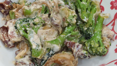 Brócolis com bacon e creme de leite
