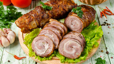 Rocambole de carne moída com queijo e presunto