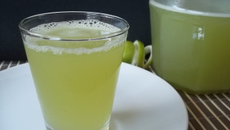 Suco de limão,gengibre e capim cidreira