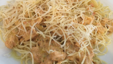 Macarrão delicioso com brócolis e frango