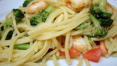 Macarronada com camarão e brócolis