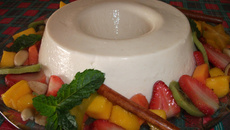 Pudim de atemoia com frutas marinadas