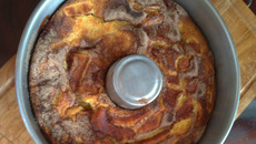 Bolo de leite condensado e frutas