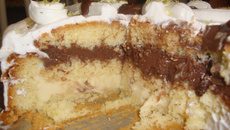 Bolo com recheio de limão e chocolate