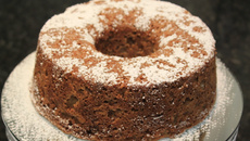 Bolo de maçã com granola