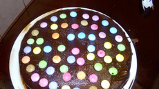 Bolo de chocolate com confeito colorido