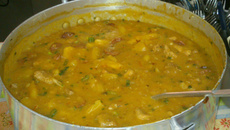 Sopa de mandioca com carne de porco