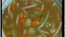 Sopa de carne com feijão e legumes