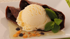 Panquecas de chocolate com sorvete de creme e calda de hortelã