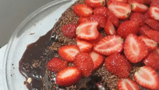 Bolo de chocolate com morangos